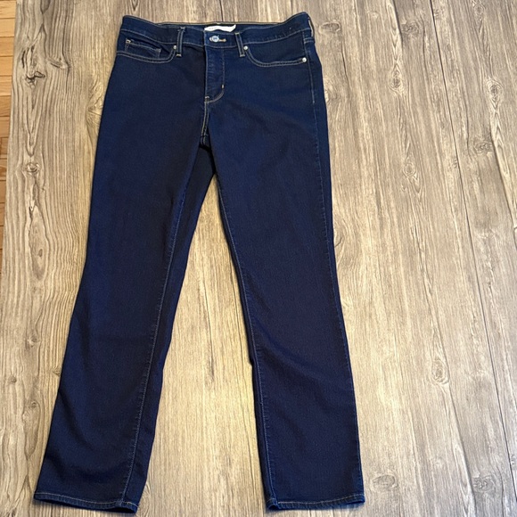 Levi's Denim - Levi Stratus’s & Co. Women's Blue Jeans. Shaping straight droit moulant fit.